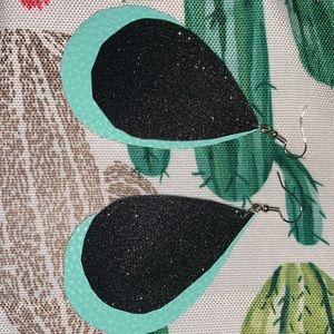 Teardrop shapes earrings!